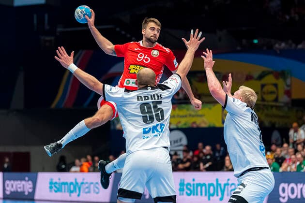 Handball, Maenner: EM 2020, Hauptrunde, Gruppe 1, Weißrussland - Deutschland Vadim Gayduchenko (Weißrussland), Paul Drux (Deutschland Fuechse Berlin), Patrick Wiencek (Deutschland THW Kiel) Wien Stadthalle Wien Oesterreich