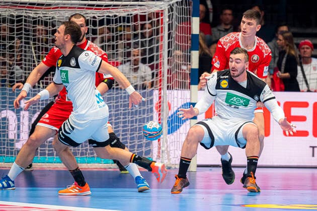 Handball, Maenner: EM 2020, Hauptrunde, Gruppe 1, Weißrussland - Deutschland Kai Häfner Haefner (Deutschland MT Melsungen) mit dem Pass auf Jannik Kohlbacher (Deutschland Rhein-Neckar Loewen) Wien Stadthalle Wien Oesterreich