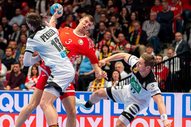 Handball, Maenner: EM 2020, Hauptrunde, Gruppe 1, Weißrussland - Deutschland v. li. im Zweikampf Hendrik Pekeler (Deutschland THW Kiel) und Uladzislau Kulesh (Weißrussland), David Schmidt (Deutschland TVB Stuttgart) Wien Stadthalle Wien Oesterreich