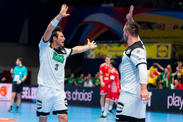 Handball, Maenner: EM 2020, Hauptrunde, Gruppe 1, Weißrussland - Deutschland v.li. Uwe Gensheimer (Deutschland Rhein-Neckar Loewen), Jannik Kohlbacher (Deutschland Rhein-Neckar Loewen) Jubel Freude Emotion Wien Stadthalle Wien Oesterreich