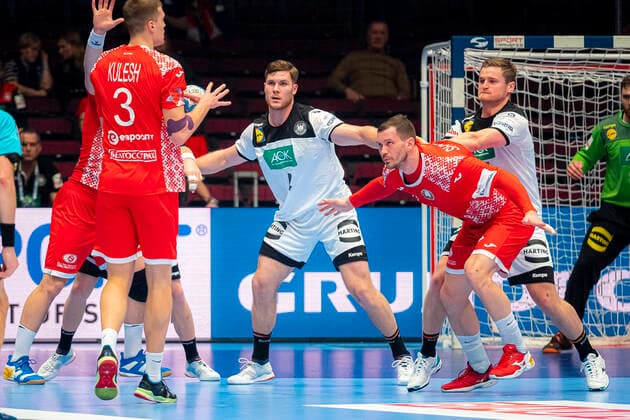 Handball, Maenner: EM 2020, Hauptrunde, Gruppe 1, Weißrussland - Deutschland v.li. Uladzislau Kulesh (Weißrussland), Johannes Golla (Deutschland SG Flensburg), Siarhei Shylovich (Weißrussland), David Schmidt (Deutschland TVB Stuttgart) Wien Stadthalle Wien Oesterreich