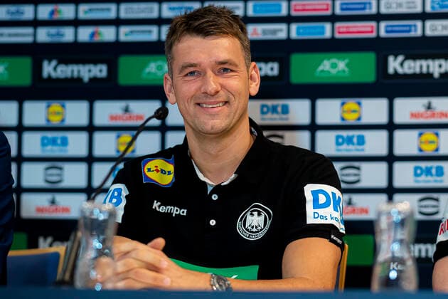 Sport Bilder des Tages Handball, Maenner: EM 2020, Hauptrunde, Gruppe 1, Media Day - Training Deutschland Trainer Christian Prokop (Deutschland) lachend laechelnd gut gelaunt grinst grinsend Wien Stadthalle Wien Oesterreich