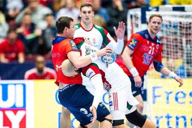 Handball, EM, Norwegen - Ungarn 200117 Sander Sagosen of Norway against Adrian Sipos of Hungary during the EHF European Handball Championship match between Norway and Hungary on January 17, 2020 in Malmö. Photo: Ludvig Thunman BILDBYRAN kod LT 35707 bbeng ehf euro 2020 em 2020 european men?s handball championship 2020 handball handboll handbolls-em 2020 handball handball-em 2020 norway norge hungary ungern Copyright: LUDVIGxTHUNMAN BB200117BB683