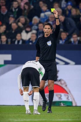 FC Schalke 04 vs Borussia Mönchengladbach, Fussball Bundesliga, 17.01.2020 Gladbachs Stefan Lainer bekommt die gelbe Karte von Schiedsrichter Deniz Aytekin beim Bundesligaspiel zwischen dem FC Schalke 04 und Borussia Mönchengladbach am 17.01.2020 DFL regulations prohibit any use of photographs as image sequences and or quasi-video. , Gelsenkirchen NRW Deutschland Veltins Arena