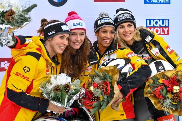 Bilder des Jahres 2020, Sport 01 Januar Sport Themen der Woche KW03 Sport Bilder des Tages BOBSLEIGH - IBSF WC Innsbruck Igls INNSBRUCK,AUSTRIA,18.JAN.20 - BOBSLEIGH - IBSF World Cup, two-man, women. Image shows the rejoicing of Laura Nolte, Erline Nolte, Ann-Christin Strack and Stephanie Schneider (GER). Keywords: flower ceremony. GEPAxpictures xUlrichxGamel