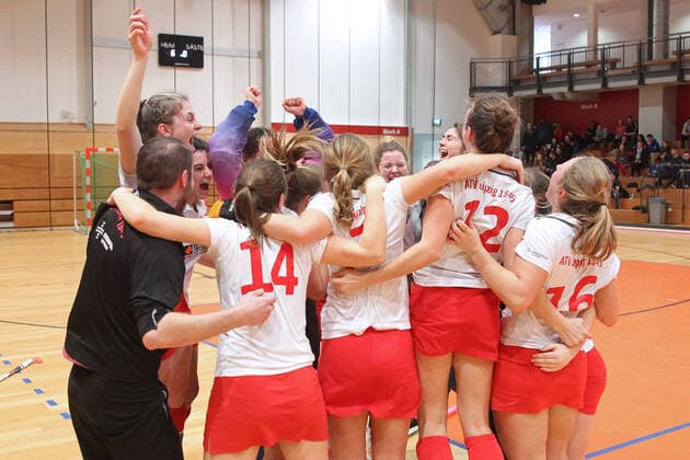 Hallenhockey-Bundesliga, ATV Leipzig vs. Osternienburger HC, 18.01.20 Hallenhockey, Bundesliga Frauen, Gruppe Ost, Saison 2019 2020, 10. Spieltag: ATV Leipzig vs. Osternienburger HC am 18.01.20 in der Sporthalle Bruederstrasse Leipzig. Im Bild: Der Moment, als der Klassenerhalt klar war. ATV, Jubel, Sieg, Klassenerhalt, Freude, feiern, Emotionen, Team, Mannschaft *** Indoor Hockey Bundesliga, ATV Leipzig vs Osternienburger HC, 18 01 20 Indoor Hockey, Bundesliga Women, Group East, Season 2019 2020, 10 Matchday ATV Leipzig vs Osternienburger HC on 18 01 20 in the sports hall Bruederstrasse Leipzig In the picture The moment when the class preservation was clear ATV, cheering, victory, class preservation, joy, celebrate, emotions, team, team Copyright: xBEAUTIFULxSPORTS JanxKaeferx
