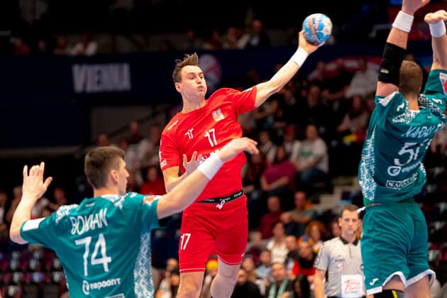 Stanislav Kasparek (Nr. 17, Tschechien) gegen Viachaslau Bokhan (Nr. 74, Belarus) und Artsem Karalek (Nr. 50, Belarus). Belarus vs. Tschechien, Handball, Hauptrunde, EHF Euro 2020, 18.01.20 Wien Wien Oesterreich Copyright: xAgentur54Gradx xFelixxKoenigx