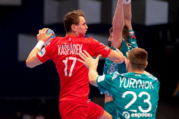 Stanislav Kasparek (Nr. 17, Tschechien) gegen Viachaslau Bokhan (Nr. 74, Belarus) und Andrei Yurynok (Nr. 23, Belarus). Belarus vs. Tschechien, Handball, Hauptrunde, EHF Euro 2020, 18.01.20 Wien Wien Oesterreich Copyright: xAgentur54Gradx xFelixxKoenigx