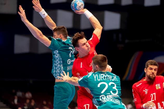 Stanislav Kasparek (Nr. 17, Tschechien) gegen Viachaslau Bokhan (Nr. 74, Belarus) und Andrei Yurynok (Nr. 23, Belarus). Belarus vs. Tschechien, Handball, Hauptrunde, EHF Euro 2020, 18.01.20 Wien Wien Oesterreich Copyright: xAgentur54Gradx xFelixxKoenigx