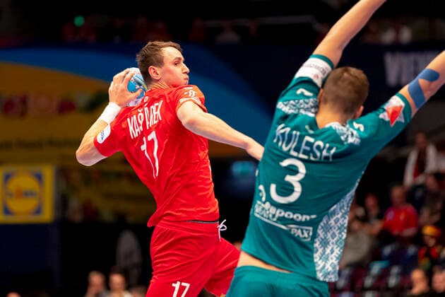Stanislav Kasparek (Nr. 17, Tschechien) gegen Uladzislau Kulesh (Nr. 3, Belarus). Belarus vs. Tschechien, Handball, Hauptrunde, EHF Euro 2020, 18.01.20 Wien Wien Oesterreich Copyright: xAgentur54Gradx xFelixxKoenigx