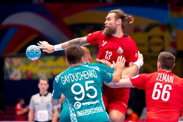 Pavel Horak (Nr. 13, Tschechien) gegen Viachaslau Shumak (Nr. 22, Belarus) und Vadim Gayduchenko (Nr. 95, Belarus). Belarus vs. Tschechien, Handball, Hauptrunde, EHF Euro 2020, 18.01.20 Wien Wien Oesterreich Copyright: xAgentur54Gradx xFelixxKoenigx