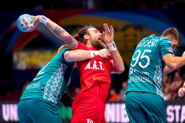 Stanislav Kasparek (Nr. 17, Tschechien) gegen Viachaslau Shumak (Nr. 22, Belarus) und Vadim Gayduchenko (Nr. 95, Belarus). Belarus vs. Tschechien, Handball, Hauptrunde, EHF Euro 2020, 18.01.20 Wien Wien Oesterreich Copyright: xAgentur54Gradx xFelixxKoenigx