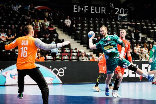 18.01.2020, Wiener Stadthalle, Wien, AUT, EHF Euro 2020, Weissrussland vs Tschechische Republik, Hauptrunde, Gruppe I, im Bild v. l. Martin Galia (CZE), Artsem Karalek (BLR) f. l. Martin Galia (CZE) Artsem Karalek (BLR) during the EHF 2020 European Handball Championship, main round group I match between Belarus and Czech Republic at the Wiener Stadthalle in Wien, Austria on 2020 01 18. Wien