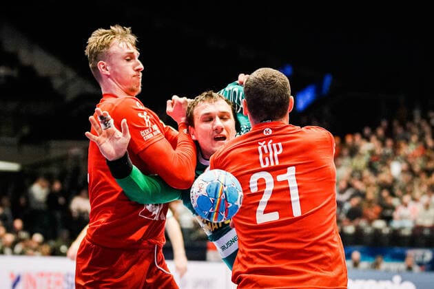 18.01.2020, Wiener Stadthalle, Wien, AUT, EHF Euro 2020, Weissrussland vs Tschechische Republik, Hauptrunde, Gruppe I, im Bild v. l. Dominik Solak (CZE), Dzmitry Nikulenkau (BLR), Tomas Cip (CZE) f. l. Dominik Solak (CZE) Dzmitry Nikulenkau (BLR) Tomas Cip (CZE) during the EHF 2020 European Handball Championship, main round group I match between Belarus and Czech Republic at the Wiener Stadthalle in Wien, Austria on 2020 01 18. Wien