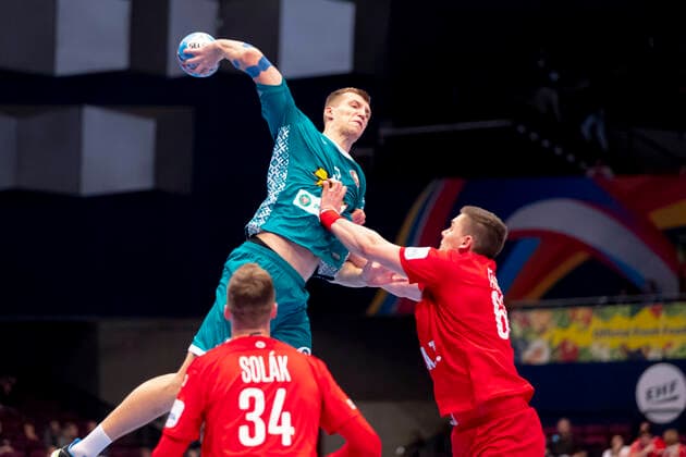 Uladzislau Kulesh (Nr. 3, Belarus) gegen Dominik Solak (Nr. 34, Tschechien) und Stepan Zeman (Nr. 66, Tschechien). Belarus vs. Tschechien, Handball, Hauptrunde, EHF Euro 2020, 18.01.20 Wien Wien Oesterreich Copyright: xAgentur54Gradx xFelixxKoenigx