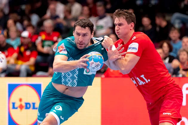 Barys Pukhouski (Nr. 10, Belarus) gegen Stanislav Kasparek (Nr. 17, Tschechien). Belarus vs. Tschechien, Handball, Hauptrunde, EHF Euro 2020, 18.01.20 Wien Wien Oesterreich Copyright: xAgentur54Gradx xFelixxKoenigx