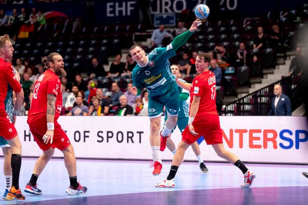 Siarhei Shylovich (Nr. 8, Belarus) gegen Pavel Horak (Nr. 13, Tschechien) und Stanislav Kasparek (Nr. 17, Tschechien). Belarus vs. Tschechien, Handball, Hauptrunde, EHF Euro 2020, 18.01.20 Wien Wien Oesterreich Copyright: xAgentur54Gradx xFelixxKoenigx