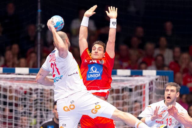 Lukas Herburger (Nr. 26, Oesterreich) gegen Joan Canellas Reixach (Nr. 21, Spanien). Spanien vs. Oesterreich, Handball, Hauptrunde, EHF Euro 2020, 18.01.20 Wien Wien Oesterreich Copyright: xAgentur54Gradx xFelixxKoenigx