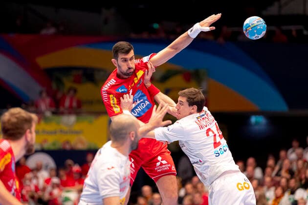 Janko Bozovic (Nr. 7, Oesterreich) gegen Viran Morros de Argila (Nr. 24, Spanien). Spanien vs. Oesterreich, Handball, Hauptrunde, EHF Euro 2020, 18.01.20 Wien Wien Oesterreich Copyright: xAgentur54Gradx xFelixxKoenigx