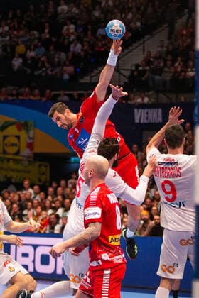 HANDBALL - EHF EURO 2020 VIENNA,AUSTRIA,18.JAN.20 - HANDBALL - EHF European Men s Handball Championship 2020, main round, ESP vs AUT. Image shows Janko Bozovic (AUT) and Raul Entrerrios Rodriguez (ESP). GEPAxpictures xDavidxBitzan