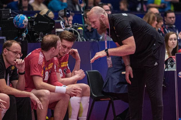 HANDBALL - EHF EURO 2020 VIENNA,AUSTRIA,18.JAN.20 - HANDBALL - EHF European Men s Handball Championship 2020, main round, ESP vs AUT. Image shows head coach Ales Pajovic, Nikola Bilyk and Gerald Zeiner (AUT). GEPAxpictures xDavidxBitzan