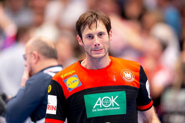Uwe Gensheimer (Nr. 3, Deutschland) ist niedergeschlagen deprimiert enttaeuscht nach der Niederlage. Kroatien vs. Deutschland, Handball, Hauptrunde, EHF Euro 2020, 18.01.20 Wien Wien Oesterreich *** Uwe Gensheimer No. 3, Germany is depressed depressed disappointed after the defeat Croatia vs. Germany, Handball, main round, EHF Euro 2020, 18 01 20 Vienna Vienna Austria Copyright: xAgentur54Gradx xFelixxKoenigx