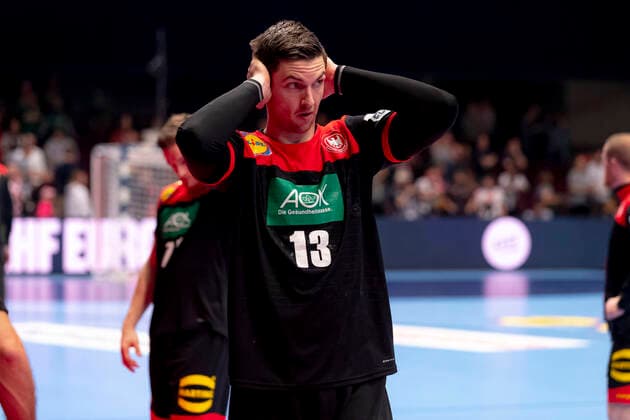 Hendrik Pekeler (Nr. 13, Deutschland) ist niedergeschlagen deprimiert enttaeuscht. Kroatien vs. Deutschland, Handball, Hauptrunde, EHF Euro 2020, 18.01.20 Wien Wien Oesterreich *** Hendrik Pekeler No. 13, Germany is depressed depressed disappointed Croatia vs. Germany, Handball, main round, EHF Euro 2020, 18 01 20 Vienna Vienna Austria Copyright: xAgentur54Gradx xFelixxKoenigx