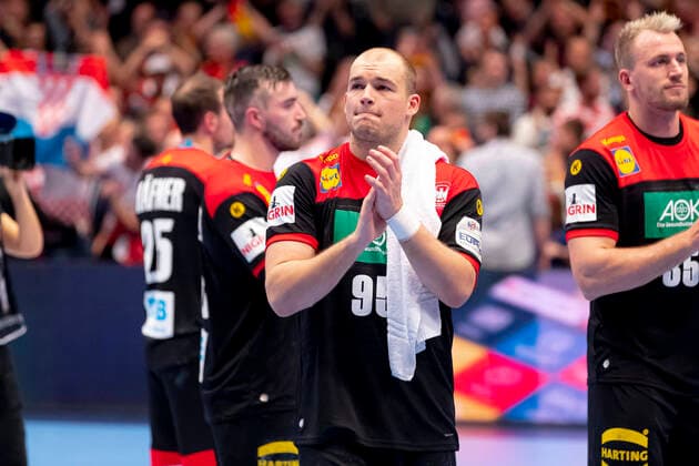 Paul Drux (Nr. 95, Deutschland) ist niedergeschlagen deprimiert enttaeuscht. Kroatien vs. Deutschland, Handball, Hauptrunde, EHF Euro 2020, 18.01.20 Wien Wien Oesterreich *** Paul Drux Nr 95, Germany is depressed depressed disappointed Croatia vs. Germany, Handball, main round, EHF Euro 2020, 18 01 20 Vienna Vienna Austria Copyright: xAgentur54Gradx xFelixxKoenigx