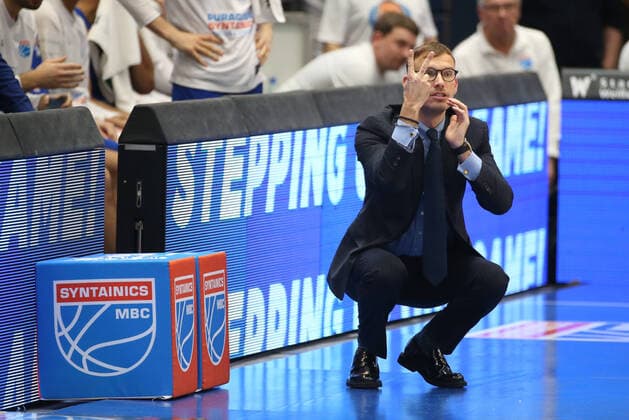 180120 Weißenfels Sachsen Anhalt Basketball Bundesliga Mitteldeutscher BC MBC Die Wölfe MBC Syntainics -BG Göttingen Björn Harmsen Trainer (MBC)