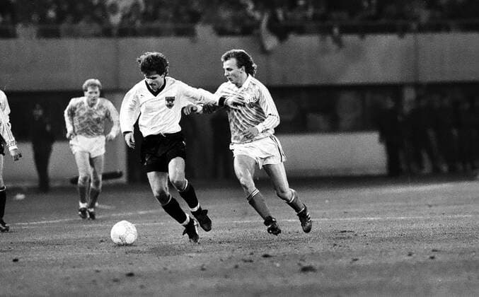 Österreich - DDR Österreich, Wien, 15.11.1989, Fussball, WM-Qualifikation, Österreich - DDR (3:0): v.l. Manfred Linzmaier (Österreich), Andreas Thom (DDR).