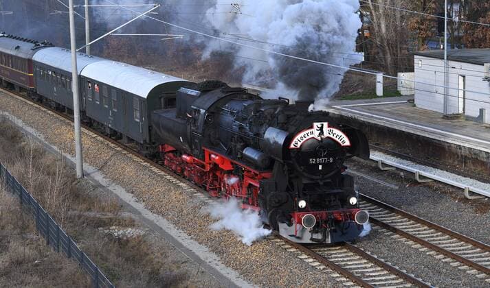 Fussball, Herren, Saison 2019 2020, 1. Bundesliga (18. Spieltag), RB Leipzig - 1. FC Union Berlin, rund 400 Fans von Union reisten am Mittag mit einer historischen Dampflok und alten Waggons von Berlin-Schöneweide nach Leipzig, gehalten wurde noch in Schönefeld, hier passiert der Zug den Betriebsbahnhof Schöneweide, 18.01. 2020, *** Soccer, men, season 2019 2020, 1 Bundesliga 18 matchday, RB Leipzig 1 FC Union Berlin, about 400 Union fans travelled from Berlin Schöneweide to Leipzig at noon with a historic steam locomotive and old wagons, the train was still stopped in Schönefeld, here the train passes the Schöneweide depot, 18 01 2020, Copyright: xMatthiasxKochx
