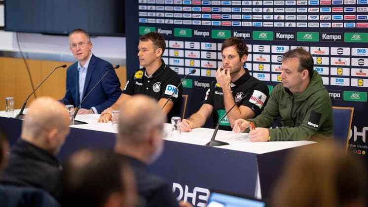Pressesprecher Tim Oliver Kalle, Christian Prokop (Trainer, Deutschland), Uwe Gensheimer (Nr. 3, Deutschland) und Bob Hanning auf der Pressekonferenz. Pressekonferenz des DHB, Handball, Hauptrunde, EHF Euro 2020, 19.01.20 Wien Wien Oesterreich Copyright: xAgentur54Gradx xFelixxKoenigx