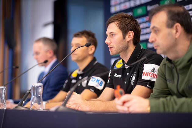 Pressesprecher Tim Oliver Kalle, Christian Prokop (Trainer, Deutschland), Uwe Gensheimer (Nr. 3, Deutschland) und Bob Hanning auf der Pressekonferenz. Pressekonferenz des DHB, Handball, Hauptrunde, EHF Euro 2020, 19.01.20 Wien Wien Oesterreich Copyright: xAgentur54Gradx xFelixxKoenigx