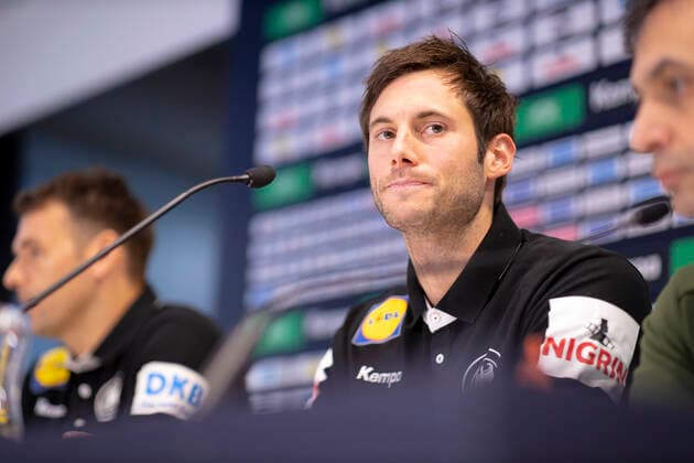 Uwe Gensheimer (Nr. 3, Deutschland) schaut niedergeschlagen deprimiert enttaeuscht auf der Pressekonferenz. Pressekonferenz des DHB, Handball, Hauptrunde, EHF Euro 2020, 19.01.20 Wien Wien Oesterreich Copyright: xAgentur54Gradx xFelixxKoenigx