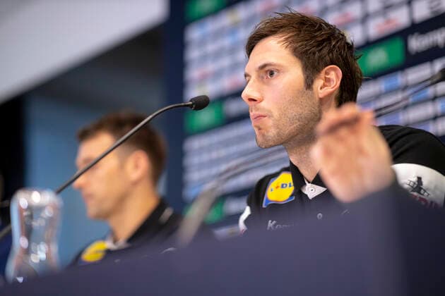 Uwe Gensheimer (Nr. 3, Deutschland) schaut niedergeschlagen deprimiert enttaeuscht auf der Pressekonferenz. Pressekonferenz des DHB, Handball, Hauptrunde, EHF Euro 2020, 19.01.20 Wien Wien Oesterreich Copyright: xAgentur54Gradx xFelixxKoenigx