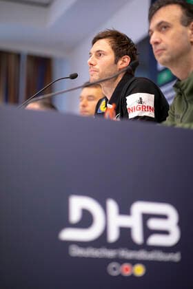 Uwe Gensheimer (Nr. 3, Deutschland) und Bob Hanning auf der Pressekonferenz. Pressekonferenz des DHB, Handball, Hauptrunde, EHF Euro 2020, 19.01.20 Wien Wien Oesterreich Copyright: xAgentur54Gradx xFelixxKoenigx