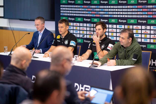 Sport Bilder des Tages Pressesprecher Tim Oliver Kalle, Christian Prokop (Trainer, Deutschland), Uwe Gensheimer (Nr. 3, Deutschland) und Bob Hanning auf der Pressekonferenz. Pressekonferenz des DHB, Handball, Hauptrunde, EHF Euro 2020, 19.01.20 Wien Wien Oesterreich Copyright: xAgentur54Gradx xFelixxKoenigx
