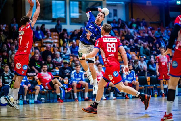 Lukas Ossenkopp ( 14 HSV Handball), Christian Klimek ( 69 TBV Lemgo Lippe) waehrend der Begegnung HSV Handball und TBV Lemgo Lippe beim Peugeot Cup 2020 in der Anhalt Arena am 19. January 2020 in Dessau-Rosslau, Sachsen Anhalt, Deutschland