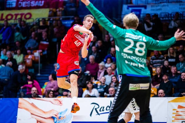 Fynn Hangstein ( 40 TBV Lemgo Lippe), Aron Edvardsson ( 28 HSV Handball) waehrend der Begegnung HSV Handball und TBV Lemgo Lippe beim Peugeot Cup 2020 in der Anhalt Arena am 19. January 2020 in Dessau-Rosslau, Sachsen Anhalt, Deutschland