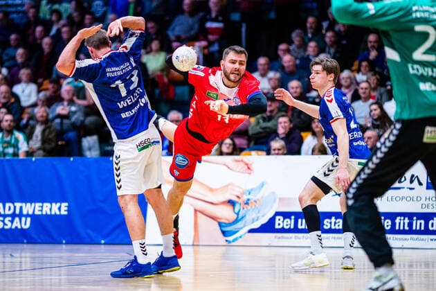 Christoph Theuerkauf ( 13 TBV Lemgo Lippe), Niklas Weller ( 13 HSV Handball) waehrend der Begegnung HSV Handball und TBV Lemgo Lippe beim Peugeot Cup 2020 in der Anhalt Arena am 19. January 2020 in Dessau-Rosslau, Sachsen Anhalt, Deutschland