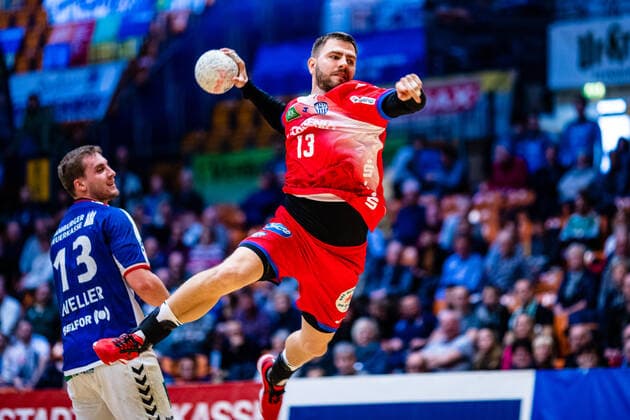 Christoph Theuerkauf ( 13 TBV Lemgo Lippe), Niklas Weller ( 13 HSV Handball) waehrend der Begegnung HSV Handball und TBV Lemgo Lippe beim Peugeot Cup 2020 in der Anhalt Arena am 19. January 2020 in Dessau-Rosslau, Sachsen Anhalt, Deutschland