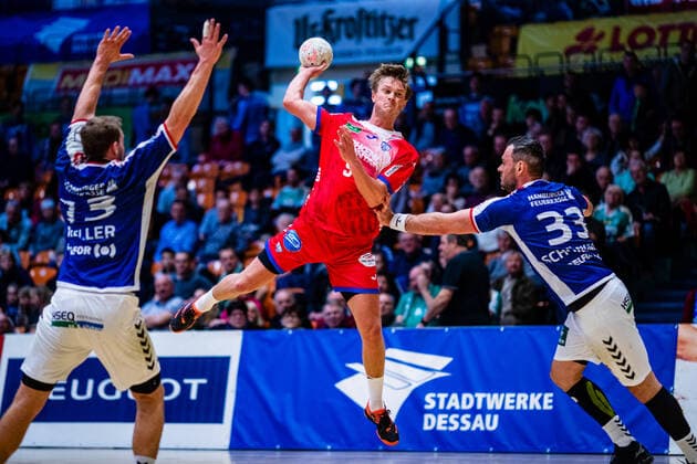 Jonathan Carlsbogard ( 9 TBV Lemgo Lippe), Niklas Weller ( 13 HSV Handball), Jens Schöngarth ( 33 HSV Handball) waehrend der Begegnung HSV Handball und TBV Lemgo Lippe beim Peugeot Cup 2020 in der Anhalt Arena am 19. January 2020 in Dessau-Rosslau, Sachsen Anhalt, Deutschland