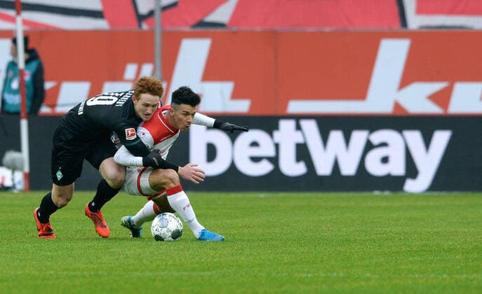 Fussball, Bundesliga, Deutschland, Herren, Saison 2019 2020, 18. Spieltag, Merkur-Spiel-Arena Düsseldorf, Fortuna Düsseldorf, F95 (weiss) -SV Werder Bremen (schwarz) 0:1; Alfredo Morales (F95), Joshua Sargent (SVW) vor der Werbebande von Betway .Werbung, Sponsor, Wirtschaft, Werbeobjekt, Werbebande, Sportwetten. DFB DFL REGULATIONS PROHIBIT ANY USE OF PHOTOGRAPHS AS IMAGE SEQUENCES AND OR QUASI-VIDEO