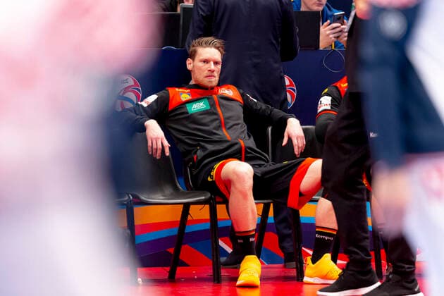 Tobias Reichmann (Nr. 9, Deutschland) ist niedergeschlagen deprimiert enttaeuscht nach der Niederlage. Kroatien vs. Deutschland, Handball, Hauptrunde, EHF Euro 2020, 18.01.20 Wien Wien Oesterreich *** Tobias Reichmann No. 9, Germany is depressed depressed disappointed after the defeat Croatia vs. Germany, Handball, main round, EHF Euro 2020, 18 01 20 Vienna Vienna Austria Copyright: xAgentur54Gradx xFelixxKoenigx