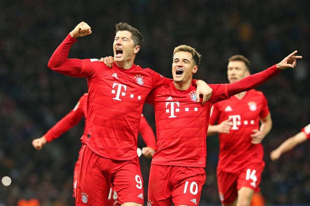 Bilder des Jahres 2020, Sport 01 Januar Sport Themen der Woche KW03 19.01.2020, Fussball 1. Bundesliga 2019 2020, 18. Spieltag, Hertha BSC Berlin - FC Bayern München, im Olympiastadion Berlin. Jubel (L-R) Torschütze Robert Lewandowski (Bayern München) und Philippe Coutinho (Bayern München) zum Tor zum 0:2 per Foulelfmeter ***DFL and DFB regulations prohibit any use of photographs as image sequences and or quasi-video.*** *** 19 01 2020, Football 1 Bundesliga 2019 2020, 18 Matchday, Hertha BSC Berlin FC Bayern Munich, in the Olympiastadion Berlin Jubel L R Goal scorer Robert Lewandowski Bayern Munich and Philippe Coutinho Bayern Munich to the goal of 0 2 per penalty kick DFL and DFB regulations prohibit any use of photographs as image sequences and or quasi video