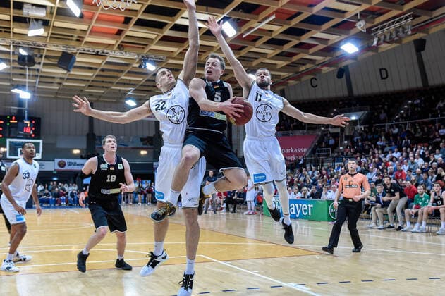 2. Barmer Basketball-Bundesliga ProA, Bayer Giants Leverkusen vs. ROEMERSTROM Gladiators Trier; Leverkusen, 19.01.2020 Dennis Heinzmann (Bayer Giants Leverkusen 22), Rupert Hennen (ROEMERSTROM Gladiators Trier 5), l11+, 2. Barmer Basketball-Bundesliga ProA, Bayer Giants Leverkusen vs. ROEMERSTROM Gladiators Trier am 19.01.2020 in der Ostermann Arena, Leverkusen, (Nordrhein-Westfalen) *** 2 Barmer Basketball Bundesliga ProA, Bayer Giants Leverkusen vs ROEMERSTROM Gladiators Trier Leverkusen, 19 01 2020 Dennis Heinzmann Bayer Giants Leverkusen 22 , Rupert Hennen ROEMERSTROM Gladiators Trier 5 , l11 , 2 Barmer Basketball Bundesliga ProA, Bayer Giants Leverkusen vs ROEMERSTROM Gladiators Trier on 19 01 2020 at the Ostermann Arena, Leverkusen, North Rhine-Westphalia Copyright: xBEAUTIFULxSPORTS Mueller-Laschetx