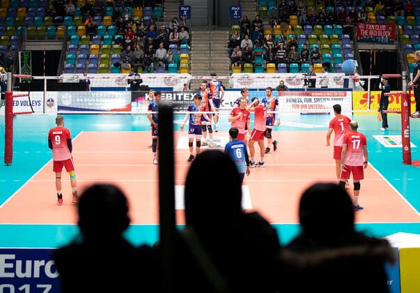 Deutschland - Frankfurt - 19.01.2020 Volleyball - Hessen - 1. Bundesliga - Herren Saison 2019 2020 United Volleys Frankfurt (blau) - HEITEC Volleys Eltmann (rot) v.l. 3 Fans Symbolfoto United Volleys Frankfurt - HEITEC Volleys Eltmann