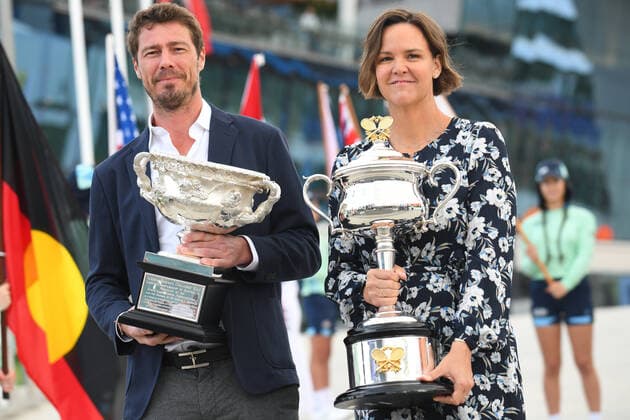 AUSTRALIAN OPEN DAY 1, Former Australian Open singles champions Lindsay Davenport (R) and Marat Safin arrive to the official opening with the Daphne Akhurst Memorial Cup and Norman Brookes Challenge Cup to Melbourne Park, during day one of the Australian Open tennis tournament in Melbourne, Monday, January 20, 2020. ( NO ARCHIVING, EDITORIAL USE ONLY, NO USE IN BOOKS WITHOUT CONSENT MELBOURNE VIC AUSTRALIA  Copyright: xVINCExCALIGIURIx 20200120001443265208