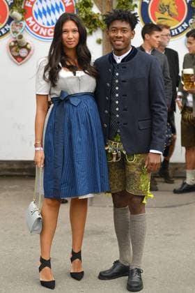 David Alaba und seine Freundin Shalimar Heppner in Bayerischer Tracht,Lederhose. Dirndl. Fussball FC Bayern Mu enchen, traditioneller Oktoberfestbesuch in der Kaefer Schenke, am 06.10.2019 in Muenchen Deutschland.