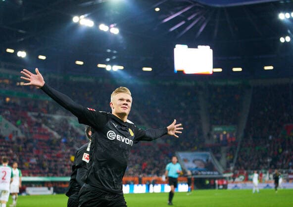 Football Augsburg-Dortmund , Augsburg, Jan 18, 2020. Hattrick Erling HAALAND , BVB 17. scores, shoots third BVB goal for 3-5, hattrick, celebrates his goal, happy, laugh, celebration, FC AUGSBURG - BORUSSIA DORTMUND 3-5 - DFL REGULATIONS PROHIBIT ANY USE OF PHOTOGRAPHS as IMAGE SEQUENCES and or QUASI-VIDEO - 1.German Soccer League , Augsburg, January 18, 2020. Season 2019 2020, matchday 18,